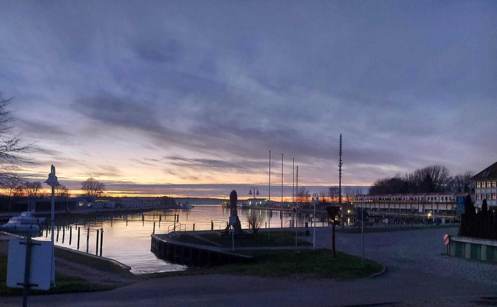 Hochwertige Direkt Am Hafen Mit Balkon Appartement Karlshagen